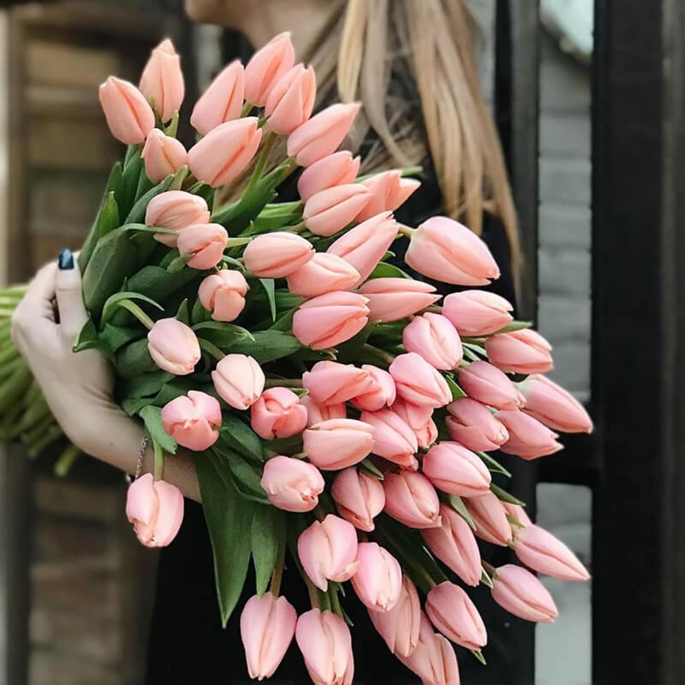 Тюльпаны к 8 марта 2026